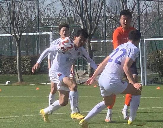 米奥米·库鲁克享受