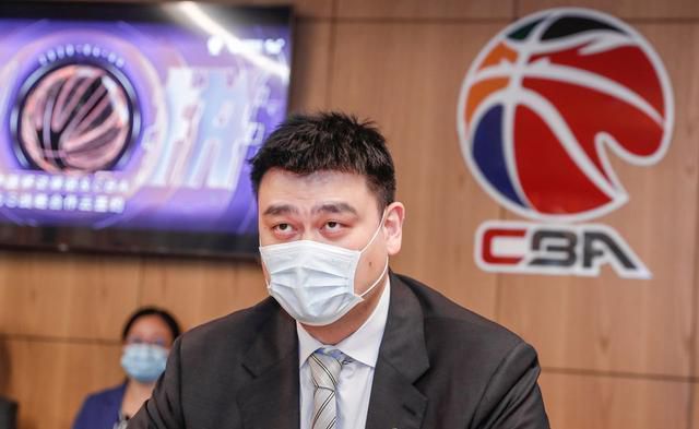 在海滩上的两个人