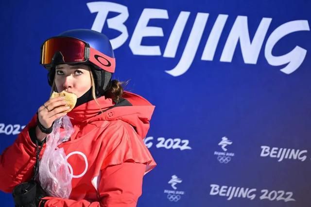 巨胸美女给男人狂摸